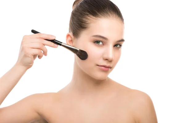 Mujer aplicando cepillo cosmético — Foto de Stock