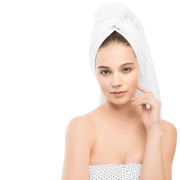Όμορφη νεαρή μελαχρινή γυναίκα με καθαρό πρόσωπο και πετσέτα στο κεφάλι της. Απομονωμένη. — Φωτογραφία Αρχείου