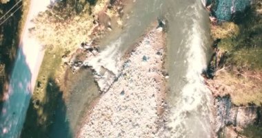 4 k Uhd havadan görünümü. Düşük uçuş üzerinde taze soğuk dağ nehir kıyısında güneşli yaz sabahı.