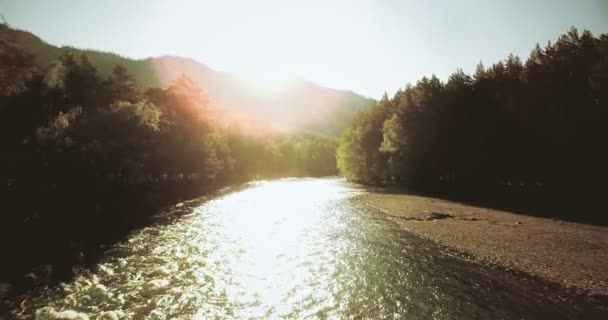 4 k 到鸟瞰图。低飞行新鲜冷山河在阳光灿烂的夏天早晨. — 图库视频影像