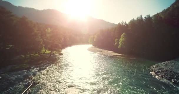 4k UHD вигляд з повітря. Низький політ над свіжою холодною гірською річкою в сонячний літній ранок . — стокове відео