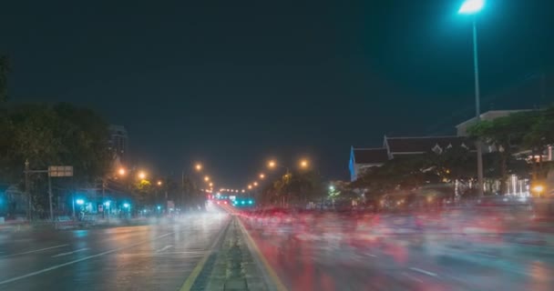 Sokak kavşağında gece trafiğinin aşırı hızlanması. Arabaların ve motorsikletlerin hareket zamanı. — Stok video