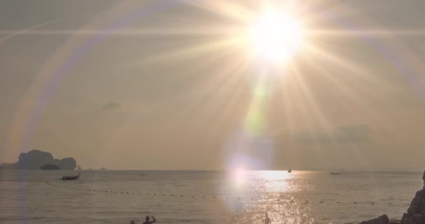 Gün batımında deniz ya da okyanus üzerinde ışık hızının artması. Tropik iklimde sıcak yaz havası. Panoramik hareket. — Stok video