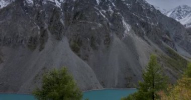 Sonbahar zamanı Dağ Vadisi 'ndeki destansı bulutların zamanı. Uçsuz bucaksız bir doğa ve kar fırtınası.