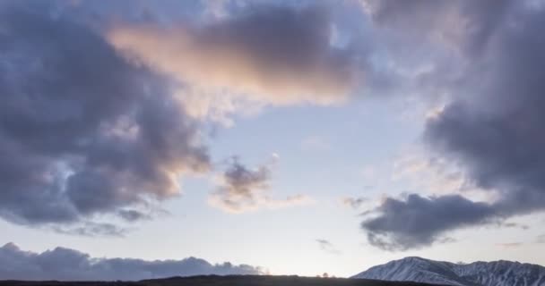 Timelapse de nubes épicas en la montaña medow en otoño. Naturaleza salvaje sin fin con cielo de tormenta de nieve. Movimiento rápido — Vídeos de Stock