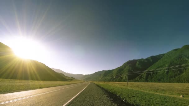 Gebirgsstraßen-Zeitraffer zur Zeit des Sonnenaufgangs im Sommer oder Herbst. Wilde Natur und ländlicher Raum. — Stockvideo