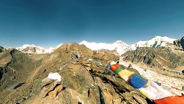 360 VR Gokyo Ri dağ tepesi. Tibet Budist bayrağı. Vahşi Himalayalar yüksek irtifa doğa ve dağ vadisi. Buzla kaplı kayalık yamaçlar. Panorama hareketi — Stok video