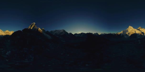 UHD 4K 360 VR zlatého úsvitu Mount Everest. Sluneční svit na vrcholu — Stock video