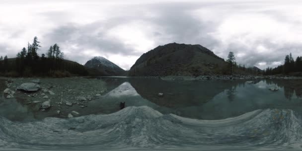 Lago di montagna 360 vr in estate o in autunno. Natura selvaggia e montagna rurale valle. Bosco verde di pini e nuvole veloci sul cielo. — Video Stock