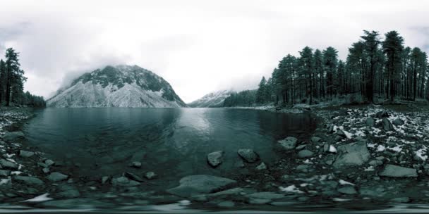 Bergsee 360 vr in der Winterzeit. Wilde Natur und bergiges Tal. Grüner Kiefernwald und schnelle Wolken am Himmel. — Stockvideo