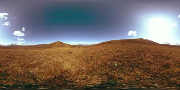 360 Vr hegyi rét időeltolódás nyáron vagy ősszel. Vad végtelen természet és vidéki terület. A nap sugarai zöld fű felett. — Stock videók