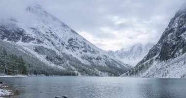 Kar Dağı Gölü 'nün zamanı sonbaharda doluyor. Vahşi doğa ve kırsal dağ vadisi. Çam ağaçlarından oluşan yeşil orman ve gökyüzünde dramatik bulutlar. Motorlu doli kaydırma hareketi