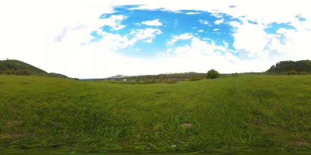 360 VR de un hermoso lapso de tiempo del prado de montaña en el verano u otoño. Nubes, hierba verde y rayos de sol. — Vídeos de Stock