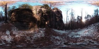 4K 360 VR sonbahar zamanındaki güzel bir dağ manzarasının sanal gerçekliği. Vahşi Sibirya Dağları.