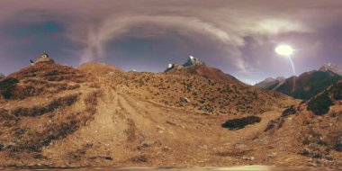 Nepal 'deki Dingboche ve Pheriche köyünün 4K VR' si, Everest ana kamp alanının temel noktası. EBC. Dağdaki Budist aptallığı..