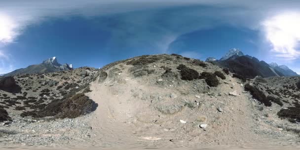 4K VR von Dingboche und dem Dorf Pheriche in Nepal, Ausgangspunkt des ewigsten Basislagers. Die EBC. Buddhistische Stupa auf dem Berg. — Stockvideo