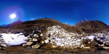 Nepal 'deki Dingboche ve Pheriche köyünün 4K VR' si, Everest ana kamp alanının temel noktası. EBC. Dağdaki Budist aptallığı..