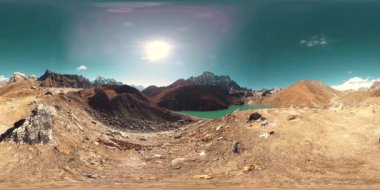 Kış mevsiminde VR Gokyo Ri Dağı Gölü. Vahşi Himalayalar yüksek irtifa doğa ve dağ vadisi. Kayalık yamaçlar buzla kaplı.