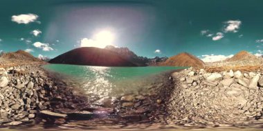 Kış mevsiminde VR Gokyo Ri Dağı Gölü. Vahşi Himalayalar yüksek irtifa doğa ve dağ vadisi. Kayalık yamaçlar buzla kaplı.