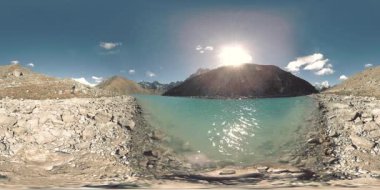 Kış mevsiminde VR Gokyo Ri Dağı Gölü. Vahşi Himalayalar yüksek irtifa doğa ve dağ vadisi. Kayalık yamaçlar buzla kaplı.