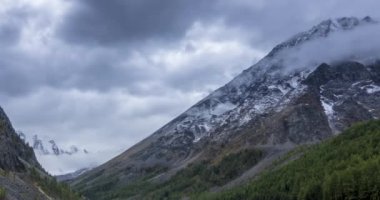 Dağ Gölü 'nün zamanı yaz ya da sonbahar zamanlarında geçiyor. Vahşi doğa ve kırsal dağ vadisi. Çam ağaçlarından oluşan yeşil orman ve gökyüzünde hızlı bulutlar. Motorlu doli kaydırma hareketi
