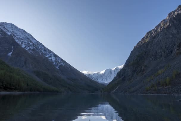 Mountain lake timelapse at the summer or autumn time. Wild nature and rural mount valley. Green forest of pine trees and fast clouds on sky. Motorised dolly slider movement — Stock Video