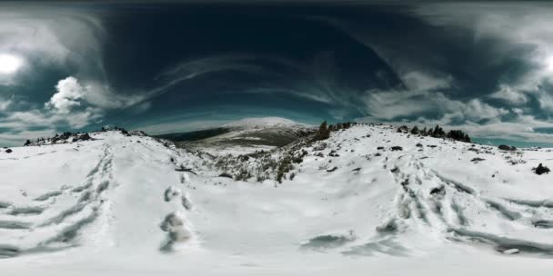 UHD 4K 360 VR van besneeuwde mount top. Het zonlicht op de top en het ijslandschap. Winterbevroren rotsen — Stockvideo