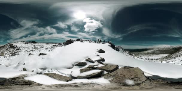 UHD 4K 360 VR van besneeuwde mount top. Het zonlicht op de top en het ijslandschap. Winterbevroren rotsen — Stockvideo