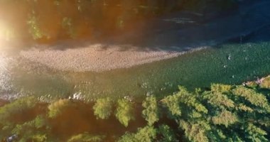 Güneşli yaz sabahında kayalarla birlikte taze, hızlı dağ nehri üzerinde alçak irtifa uçuşu..