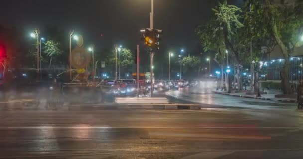 Перехрестя нічного міського руху на перехресті вулиць. Таймелапс руху автомобілів і мотоциклів . — стокове відео