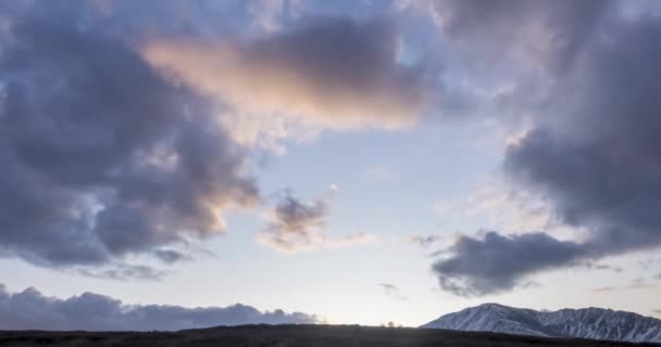 Timelapse de nuages épiques à la medow de montagne à l'automne. Nature sauvage sans fin avec ciel orageux de neige. Mouvement rapide — Video