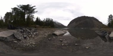 Dağ Gölü 360 Vr yaz veya sonbahar zamanı. Vahşi doğa ve kırsal dağ vadisi. Çam ağaçlarından yeşil orman ve gökyüzünde hızlı bulutlar.