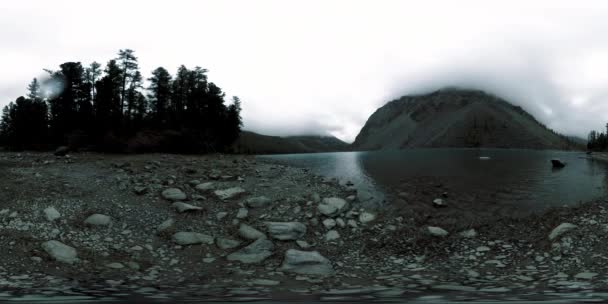 冬時間で山の湖360 vrの時間経過。野生の自然とマウントバレー。松の緑の森と空の速い雲. — ストック動画