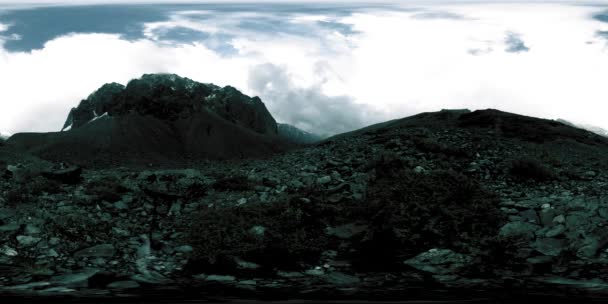 360 VR de valle de montaña lapso de tiempo en el tiempo de otoño. Naturaleza salvaje sin fin y nubes de tormenta de nieve. Rayos de sol sobre hierba verde y rocas . — Vídeo de stock