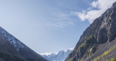 Dağ Gölü 'nün zamanı yaz ya da sonbahar zamanlarında geçiyor. Vahşi doğa ve kırsal dağ vadisi. Çam ağaçları ve güneş ışınlarından oluşan yeşil bir orman. Kamera hareketi