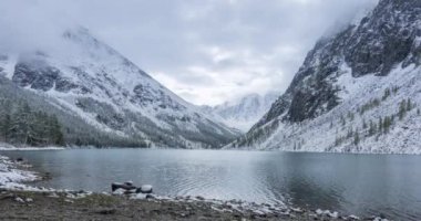 Kar Dağı Gölü 'nün zamanı sonbaharda doluyor. Vahşi doğa ve kırsal dağ vadisi. Çam ağaçlarından oluşan yeşil orman ve gökyüzünde dramatik bulutlar. Motorlu doli kaydırma hareketi