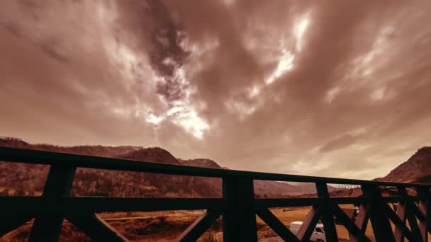 Timelapse de valla de madera en la terraza alta en el paisaje de montaña con nubes. Movimiento deslizante horizontal — Vídeos de Stock