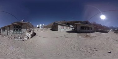 Nepal 'deki Dingboche ve Pheriche köyünün 4K VR' si, Everest ana kamp alanının temel noktası. EBC. Dağdaki Budist aptallığı..
