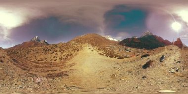 Nepal 'deki Dingboche ve Pheriche köyünün 4K VR' si, Everest ana kamp alanının temel noktası. EBC. Dağdaki Budist aptallığı..