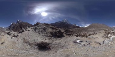 Nepal 'deki Dingboche ve Pheriche köyünün 4K VR' si, Everest ana kamp alanının temel noktası. EBC. Dağdaki Budist aptallığı..