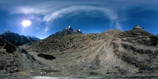 4K VR z Dingboche i wioski Pheriche w Nepalu, podstawowy punkt najstarszego toru bazowego. EBC. Buddyjska stupa na górze. — Wideo stockowe