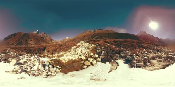 4K VR z vesnice Dingboche a Pheriche v Nepálu, základní bod všudypřítomné základnové stopy. EBC. Buddhistická stúpa na hoře. — Stock video