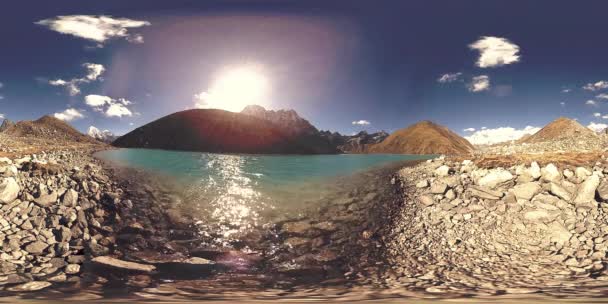 VR Gokyo Ri mountain lake την χειμερινή περίοδο. Άγρια Ιμαλάια σε μεγάλο υψόμετρο φύση και την κοιλάδα του βουνού. Βραχώδεις πλαγιές καλυμμένες με πάγο. — Αρχείο Βίντεο