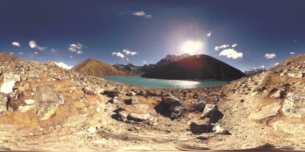 VR Gokyo Ri Bergsee in der Wintersaison. Wilde Himalaya-Hochgebirgsnatur und Bergtal. Felsige Hänge mit Eis bedeckt. — Stockvideo