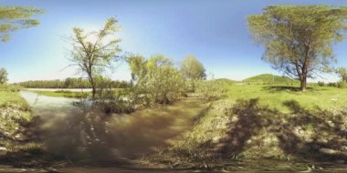 UHD 4K 360 VR Bir nehrin Sanal Gerçekliği güzel dağ ormanlarında kayaların üzerinden akıyor