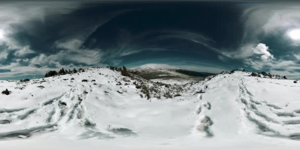 UHD 4K 360 VR de sommet de montage enneigé. La lumière du soleil sur le pic et le paysage de glace. Rochers gelés hiver — Video