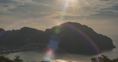 Phi Phi Adası 'nın harika körfezinde, teknelerle dolu bir zaman atlaması bulutları. Andaman deniz lagünü.