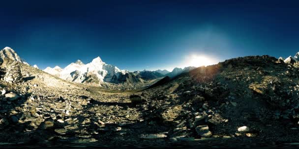 360 vr panoramiczny widok na zachód słońca nad Kala Patthar. Mount Everest i dolina Khumbu, Nepal Himalajów. Owce gorak — Wideo stockowe