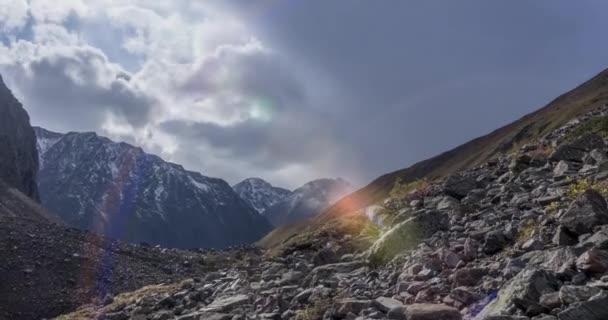 Zeitraffer epischer Wolken im Gebirgstal zur Sommer- oder Herbstzeit. Wilde unendliche Natur und Schneesturmhimmel. Sonnenstrahlen über dem Schneegipfel — Stockvideo