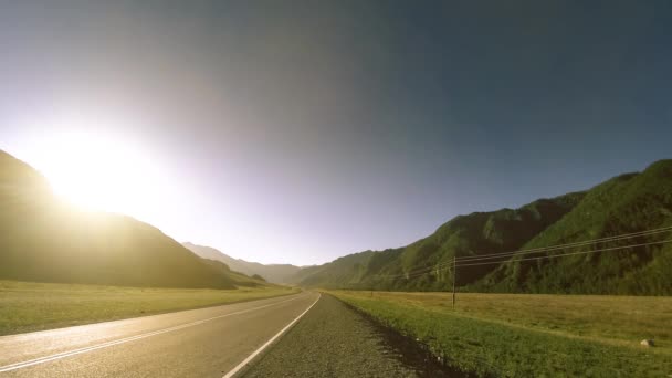 Timelapse carretera de montaña en el verano u otoño al atardecer hora del amanecer. Naturaleza silvestre y campo rural. — Vídeos de Stock